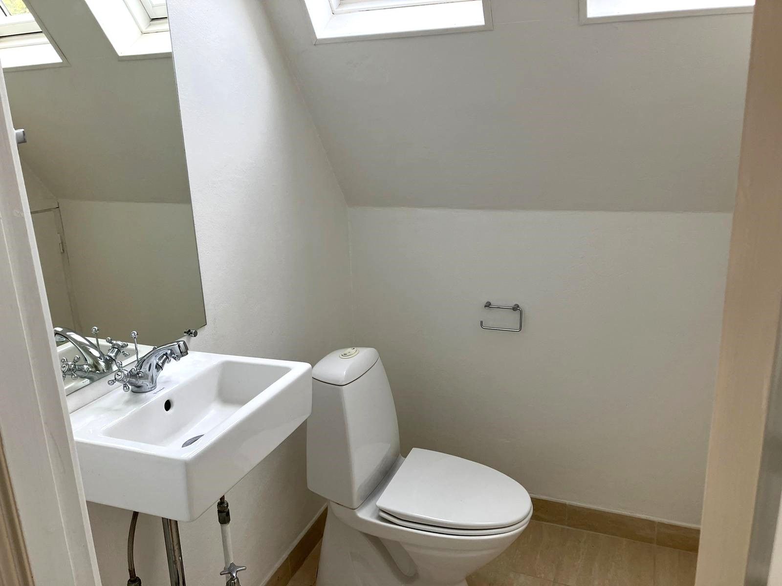 Bathroom_1a.jpg